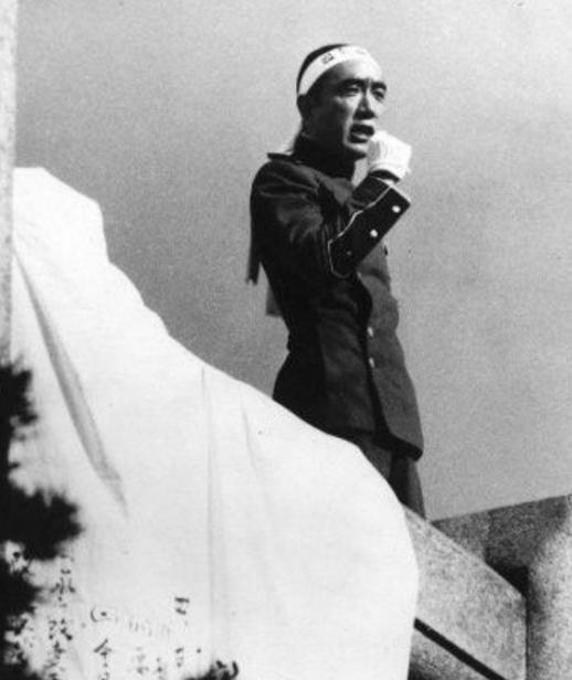 或许,当时森田必胜过于紧张,三次未能砍下三岛由纪夫的头颅.