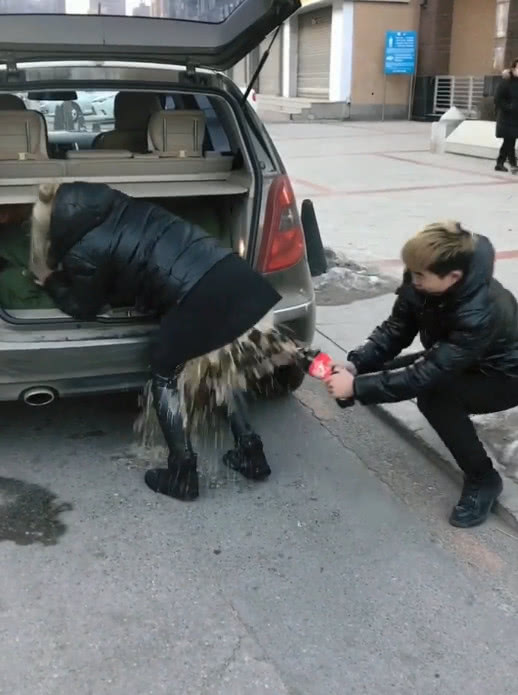 黄毛小伙搞恶作剧,对路边汽车倒可乐,接下来的一幕让人傻眼