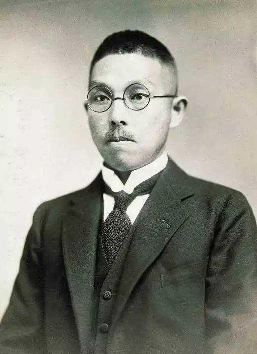 军阀杨森妻妾成群为过皇帝瘾