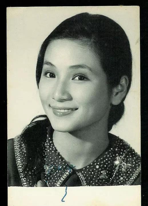 郑佩佩年轻时美得惊人神似关晓彤自曝在厕所小产流产过四次