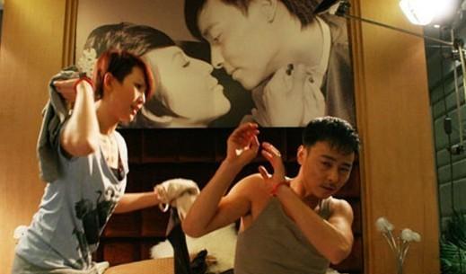 故事女强男弱终离婚二婚妻子整理衣物发现家中箱子藏玄机