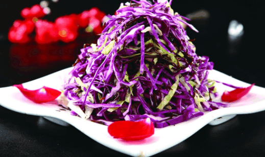 紫甘蓝洗完水是蓝色正常吗, 紫甘蓝焯水变色了还能不能吃