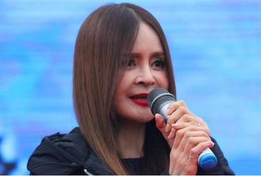 五十岁高胜美整容变毁容,出席活动脸部吓人,至今没人娶!