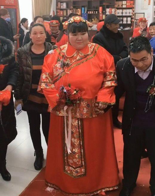 260斤的胖女人结婚, 邀请闺蜜们当伴娘, 结果颜值被当成碾压!