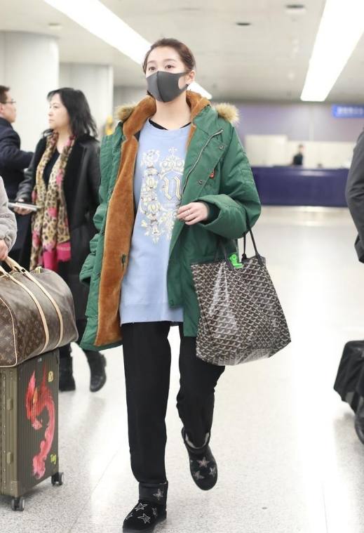 20岁关晓彤土气!绿袄搭运动裤,网友:说她是40岁买菜大妈我也信