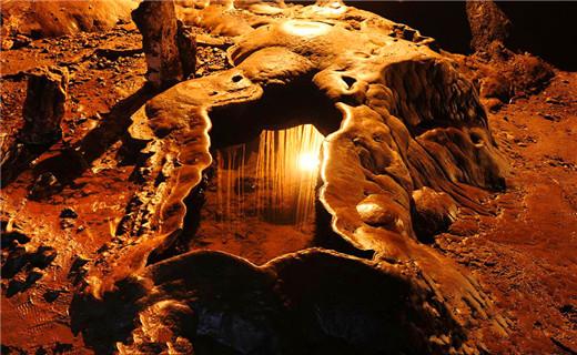 湖南有一个锁龙洞,专家进入洞中,发现一条石龙