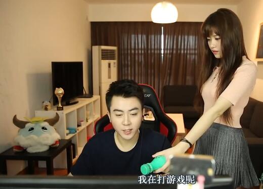 蛇哥讨薪800万真正目的是一哥之争 想让斗鱼排挤掉55开?