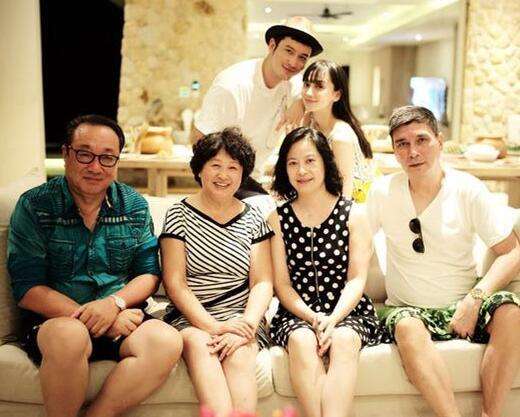 黄晓明晒出三代同堂全家福,小海绵超萌出镜,baby和教主尽显恩爱