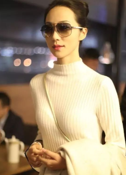 韩雪这毛衣穿的太紧了,身材曲线一览无余,网友:真是尴尬了!