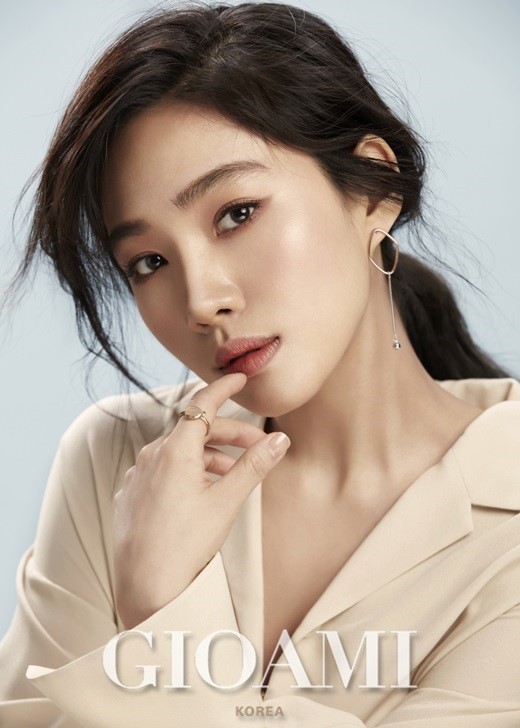 韩国女艺人崔熙瑞最新杂志写真曝光_新浪看点