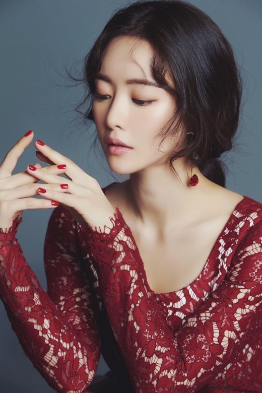 韩国女艺人洪秀雅拍杂志写真展优雅魅力