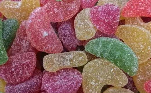 花生牛轧糖,橡皮糖,"蜂皇浆"巧克力,包装饼干,"现磨"的核桃粉等,都