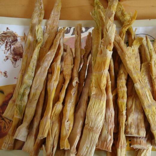 笋干特别干硬,食用前必须经过水发那么,干竹笋如何泡发呢?