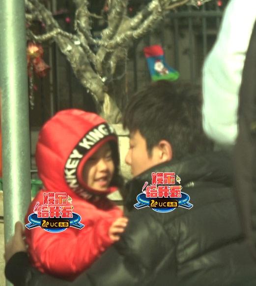 贾乃亮和甜馨分开时依依不舍，三大细节表明要和李小璐离婚了