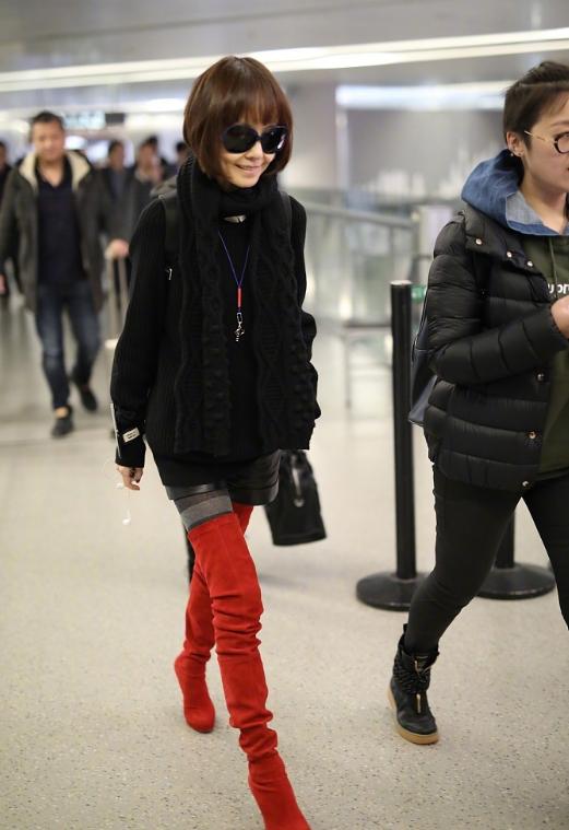 越来越不懂陈鲁豫的时尚在哪里,骨瘦如柴的她