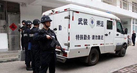 路上遇到武装押运车,你该怎么办?挺胸收腹,正常办就好了