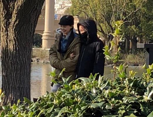 郑爽与友人公园散步筷子腿抢镜,全程东北抄袖十分接地气