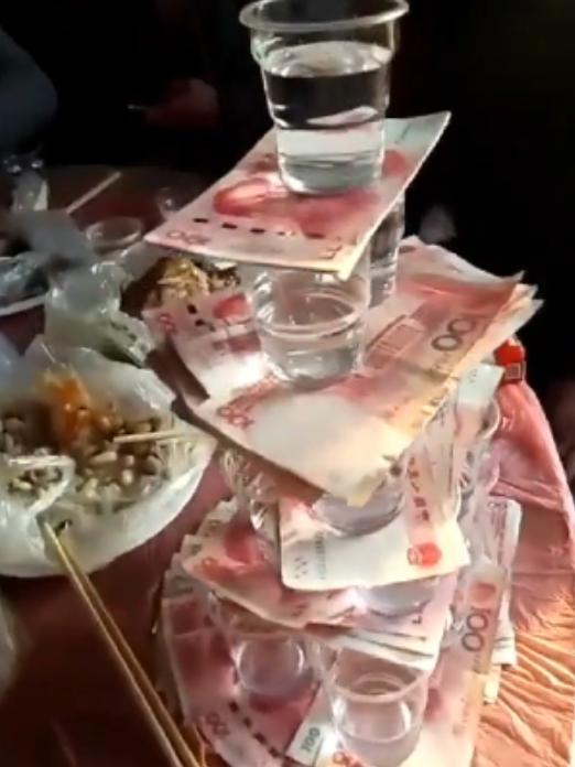 工头说这月不发工资了,改成以酒论英雄,谁喝的多就拿的多!