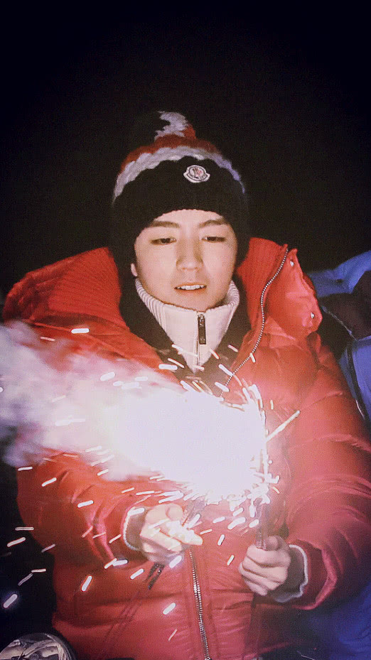 王俊凯平地摔跤的10个瞬间!最后一张动图偶像包袱有点重!