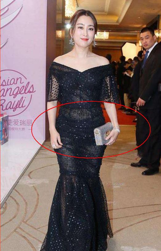 马苏这胯也太宽了吧! 裙子紧到走路都不方便 网友: 下半身辣眼睛