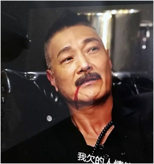 他曾是泰拳冠军,与成龙决裂后生活落魄,今59岁恋上小20岁女友|卢惠光