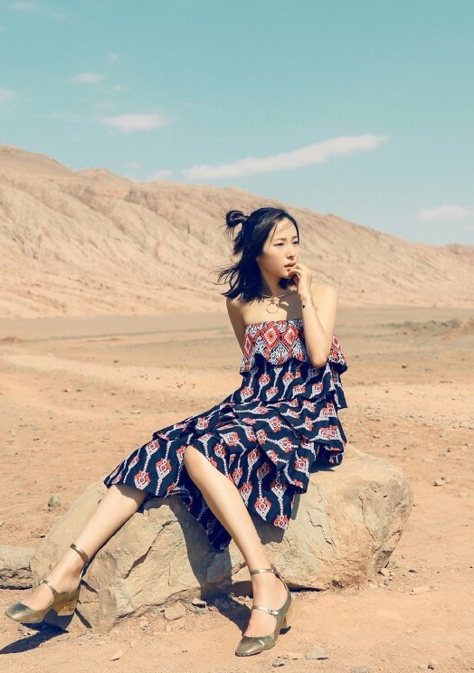 江一燕身穿一件蓝色圆点a字裙可爱满分,脚踩一双银色高跟凉鞋气质出众