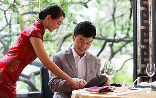 女服务员遭5名男顾客拳打脚踢,餐饮业暴力何时休!