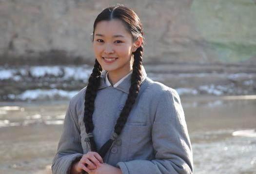 在何炅导演的电影栀子花开中,宋轶饰演陈家苗,这个角色也终于使得大家