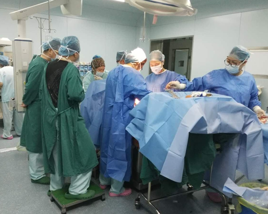 高龄产妇产下三胞胎,手术台上一声喷嚏,丈夫手术室外跪倒在地!