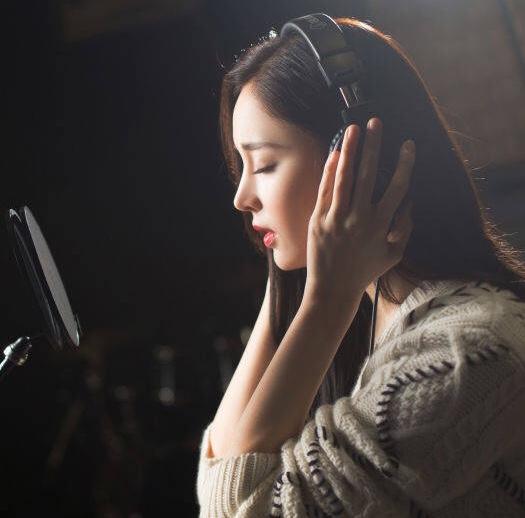 古力娜扎有新造型了,戴上耳机录歌的样子真美,鞋子挺特别的!