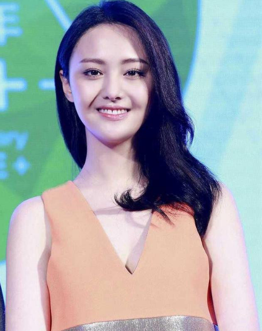 郑爽罕见深v装照曝光,网友直呼"身材真好"
