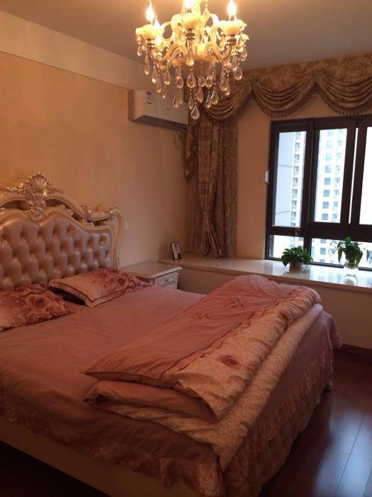 卧室里的水晶灯,和欧式风格家具是最配的了;硬装是全包出去的,很是