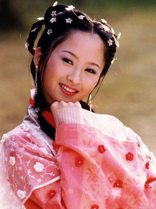 杨蕊首次触碰荧屏就是古装戏,在章子怡主演的电影《卧虎藏龙》中扮演