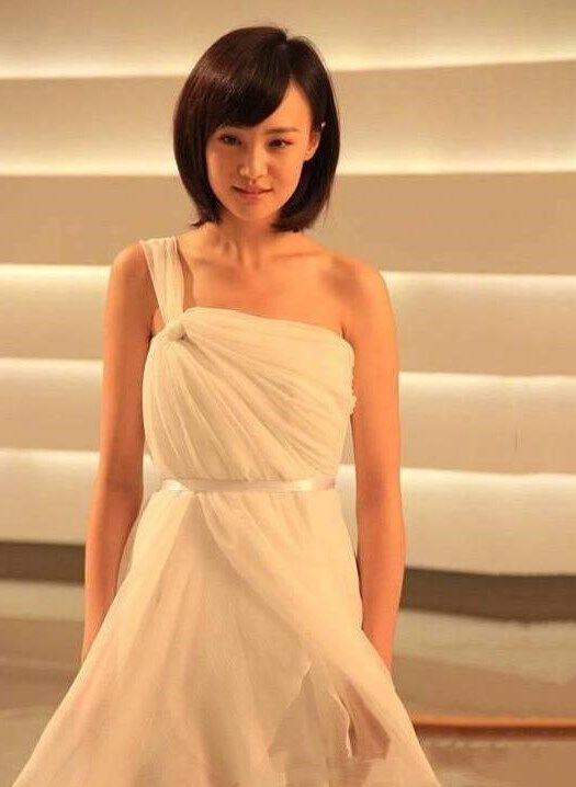 郑爽旧照曝光,网友:再美也回不到当初的模样了