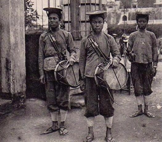 百年前的越南士兵服装怪异,为何喜欢穿拖鞋,还土得掉渣