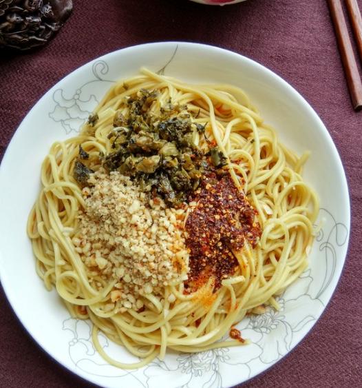 家常凉拌面,简单易学拌一拌就能吃,味道特别足