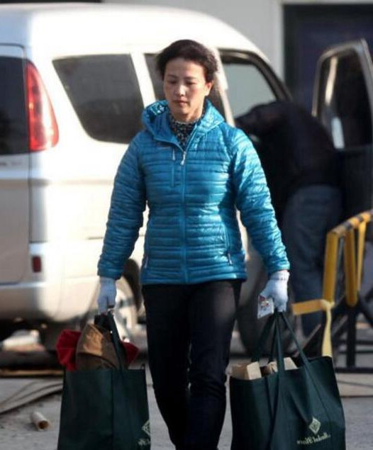 街拍刘亦菲的妈妈,网友:一点也不显老,远看就像女神!