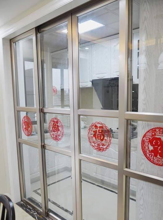 安装了四扇推拉玻璃门,每一扇贴了一个福字,更喜庆.