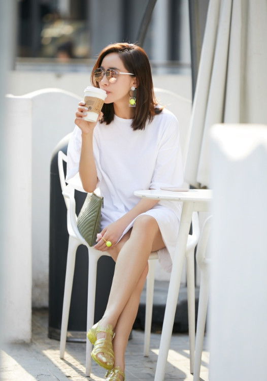 秋雅穿白色裙街拍脚下的鞋子却亮了网友菜市场旁边5块钱一双