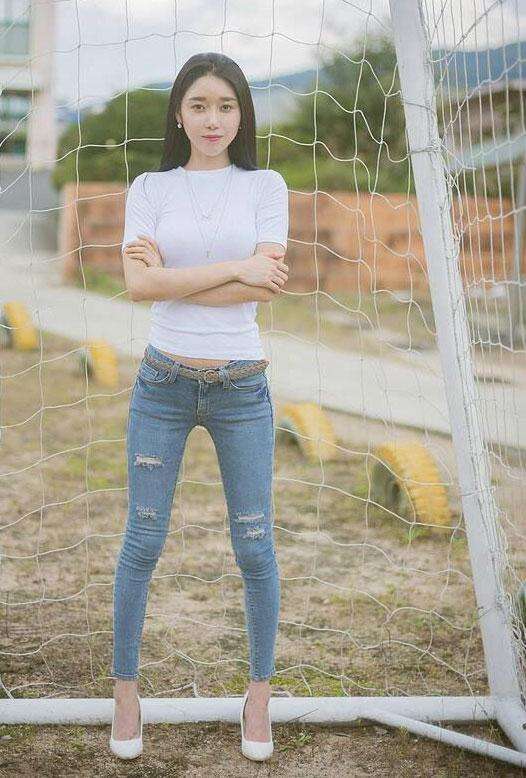 非常的显高,非常的精致美观,穿上不觉得有紧绷感呢,穿上这样的裤子让