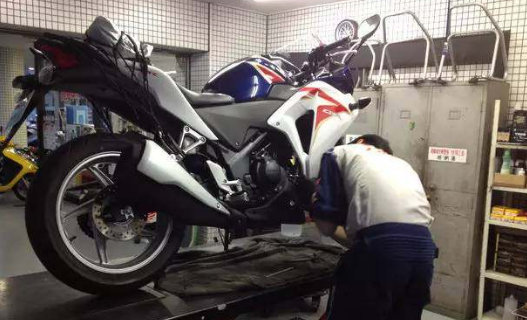 汽车机油到底能不能加到摩托车里,机油新见解