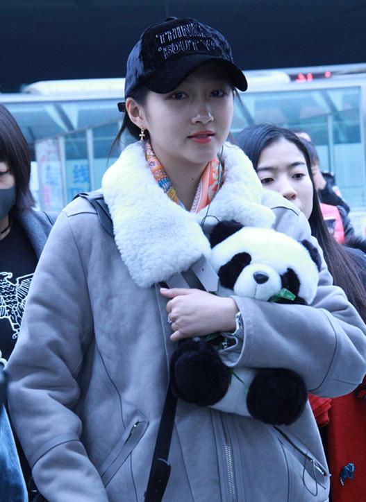 关晓彤这次打扮很朴素,捂着嘴笑心情不错!