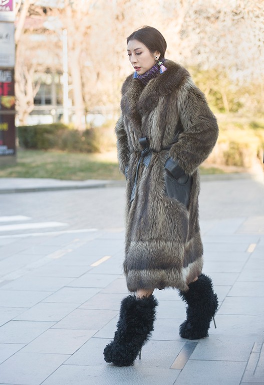 拍到一位皮草贵妇,雍容华贵气质优雅脚踩恨天高走路很慢