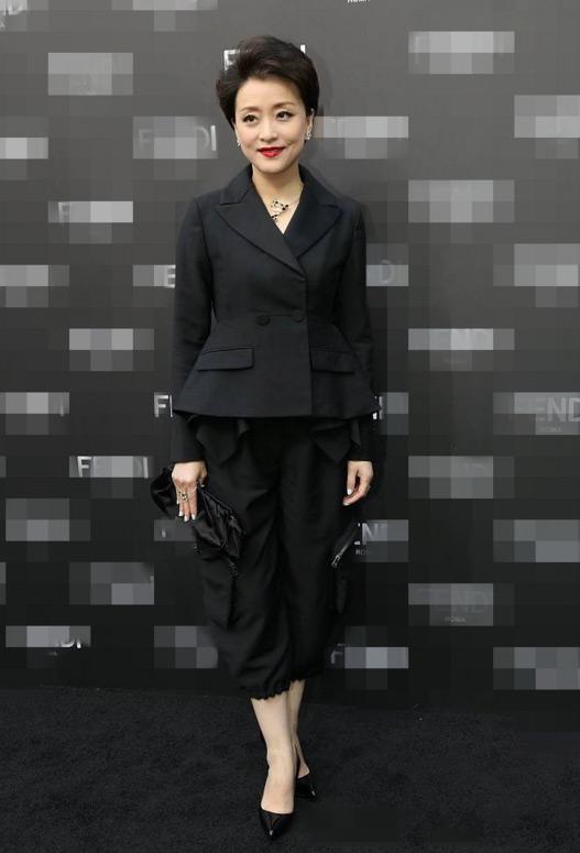 49岁杨澜近照粉底擦的太厚白的吓人网友表示认不出来了