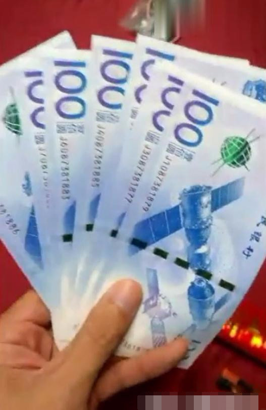 吃过饭之后女儿却出奇的给了母亲500元钱,并且很诡异的说:"你不是喜欢