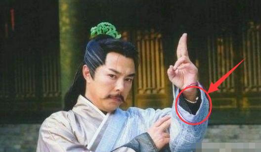 苏朋朋版倚天屠龙记中,张铁林饰演的杨逍正准备发功时,袖筒里的手表