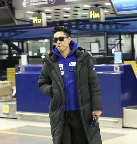 凌潇肃改词遭宋丹丹狠批风波后首现身机场,爽朗大笑春风满面