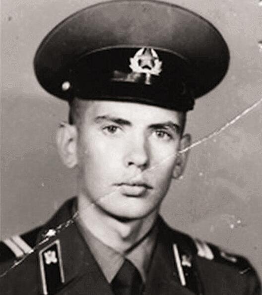 冷战时期一名苏联飞行员经不起诱惑开飞机叛逃至美国,结局悲惨