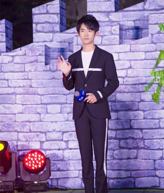 易烊千玺和关晓彤同上节目,都穿平底鞋,看出大佬的真实身高!