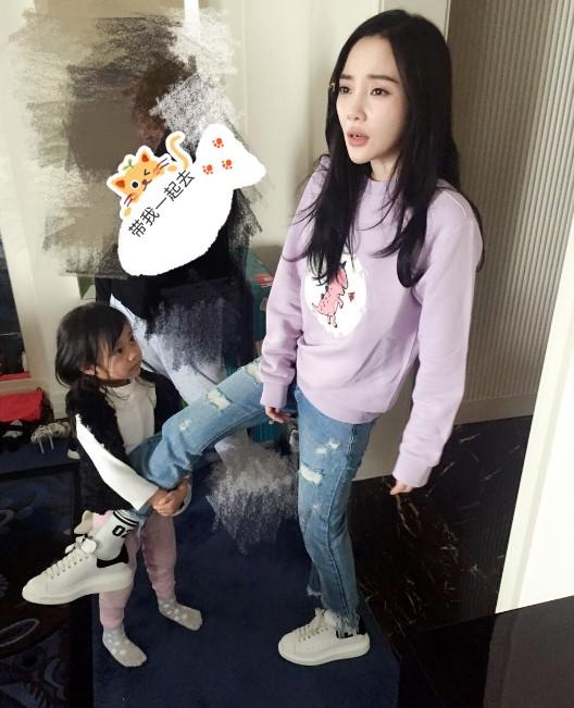 李小璐洗白曲已上演:接甜馨,删pg one,晒旧照往好妈妈人设整